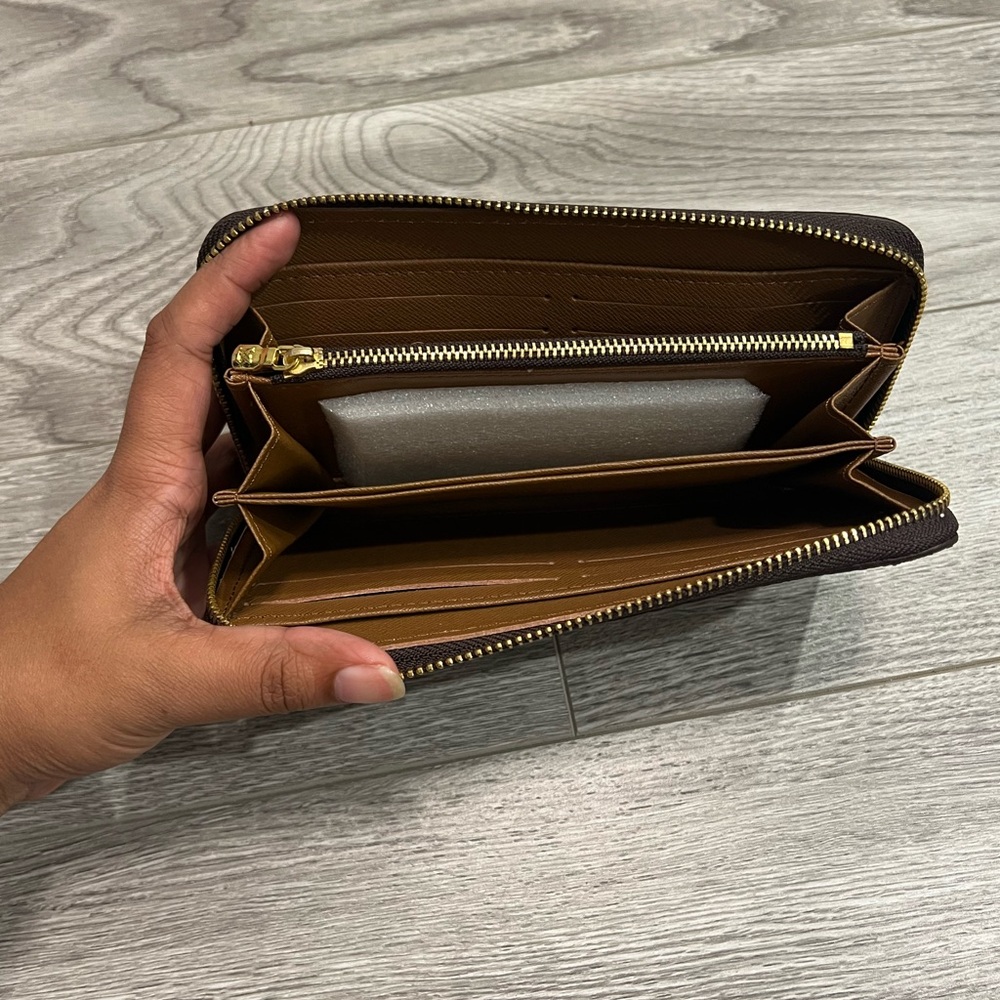 Brown LV wallet - Picture 2 of 2